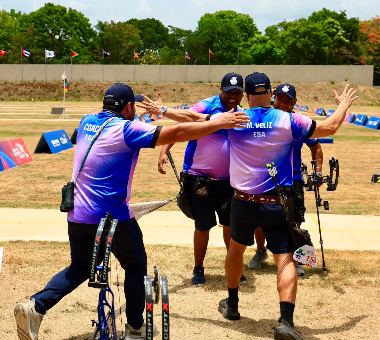 Miguel Véliz celebrates the Santo Domingo 2026 gold with El Salvador's team