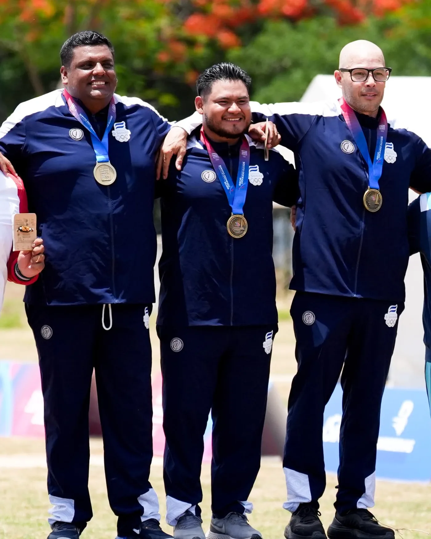 Miguel Véliz, right, with the Santo Domingo 2026 gold medal next to his teammates